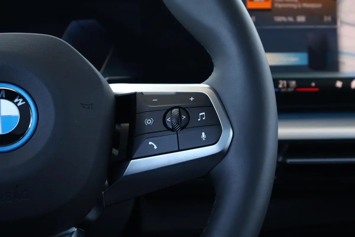 eDrive20 67 kWh M Sport Edition | SoH 100% | M Sportpakket Pro / Panoramadak / Trekhaak / Stuur + Stoelverwarming / Harman-Kardon