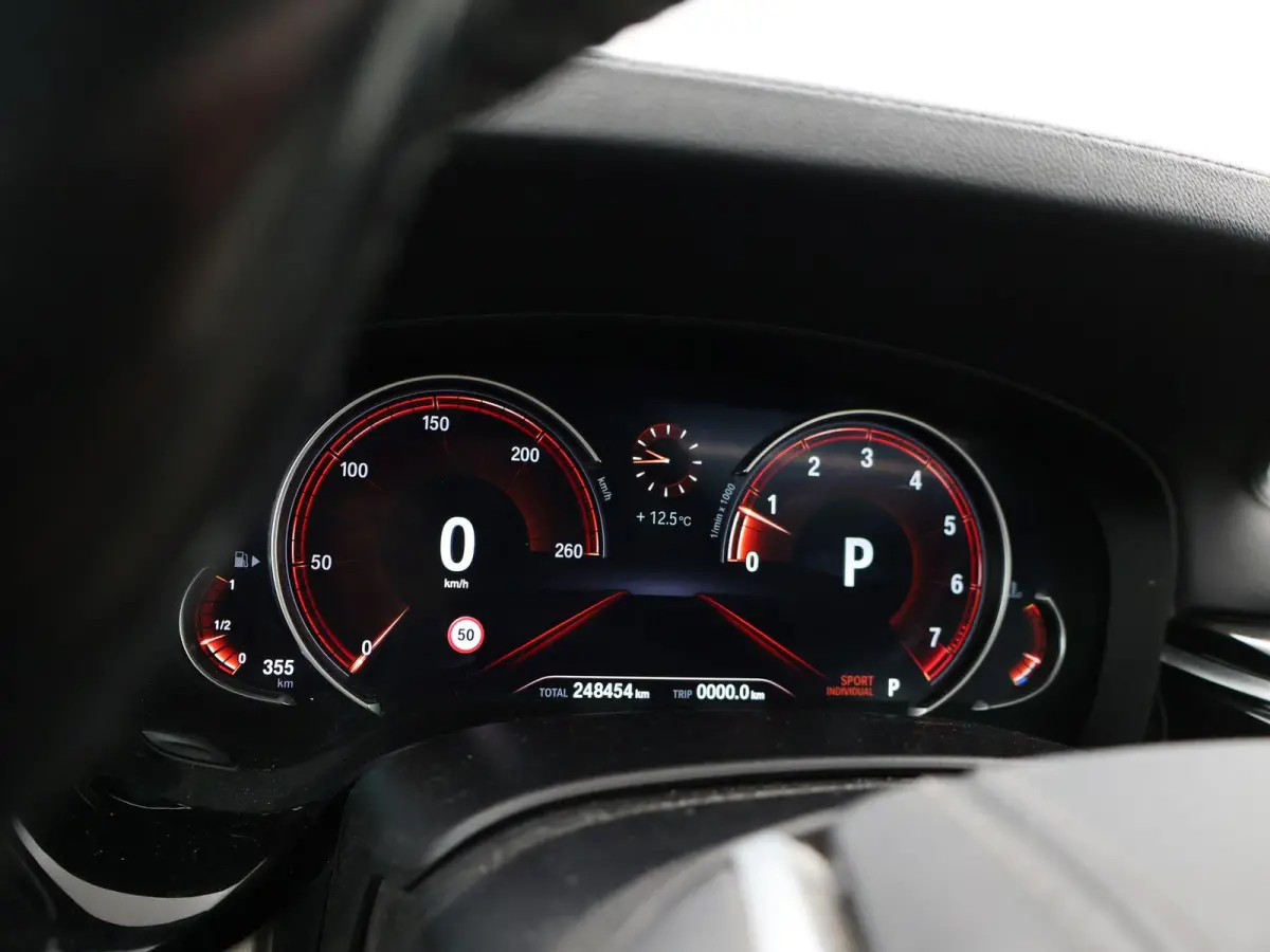 520i H.E. 184 PK AUT. LUXURY LINE + COMFORTZETELS | AFN. TREKHAAK | PANORAMA | LIVE COCKPIT | ADAPTIVE CRUISE