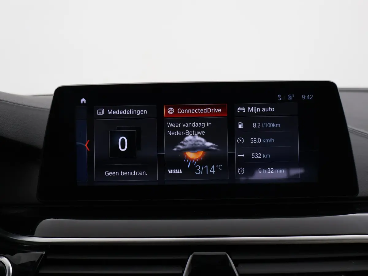 520i H.E. 184 PK AUT. LUXURY LINE + COMFORTZETELS | AFN. TREKHAAK | PANORAMA | LIVE COCKPIT | ADAPTIVE CRUISE