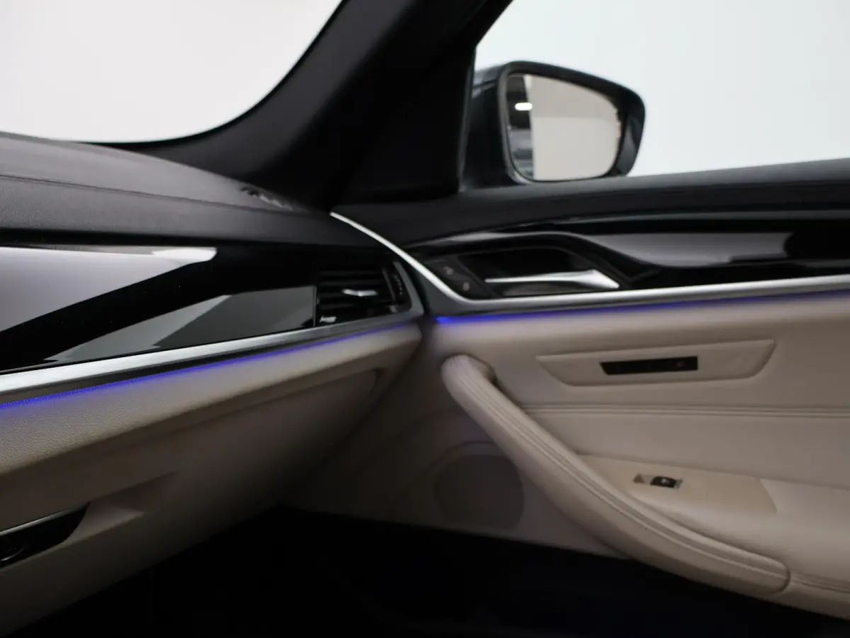 520i H.E. 184 PK AUT. LUXURY LINE + COMFORTZETELS | AFN. TREKHAAK | PANORAMA | LIVE COCKPIT | ADAPTIVE CRUISE