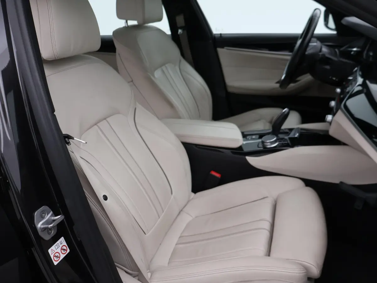 520i H.E. 184 PK AUT. LUXURY LINE + COMFORTZETELS | AFN. TREKHAAK | PANORAMA | LIVE COCKPIT | ADAPTIVE CRUISE