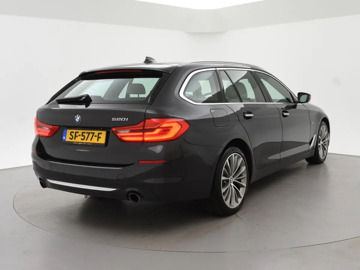 520i H.E. 184 PK AUT. LUXURY LINE + COMFORTZETELS | AFN. TREKHAAK | PANORAMA | LIVE COCKPIT | ADAPTIVE CRUISE