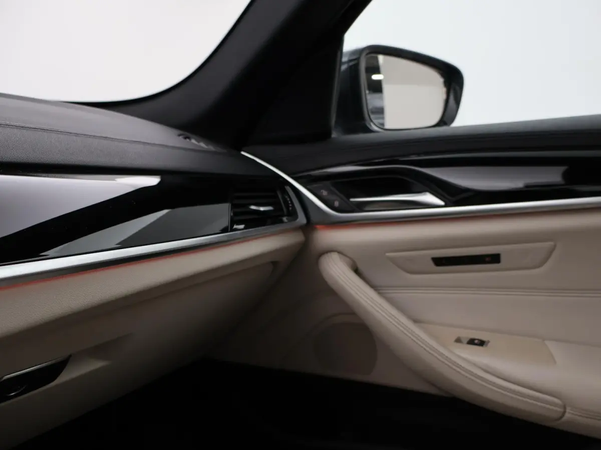 520i H.E. 184 PK AUT. LUXURY LINE + COMFORTZETELS | AFN. TREKHAAK | PANORAMA | LIVE COCKPIT | ADAPTIVE CRUISE