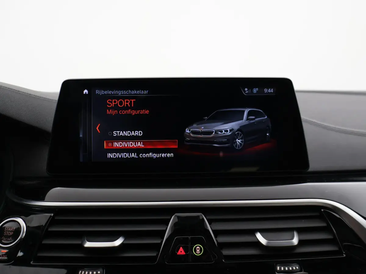 520i H.E. 184 PK AUT. LUXURY LINE + COMFORTZETELS | AFN. TREKHAAK | PANORAMA | LIVE COCKPIT | ADAPTIVE CRUISE