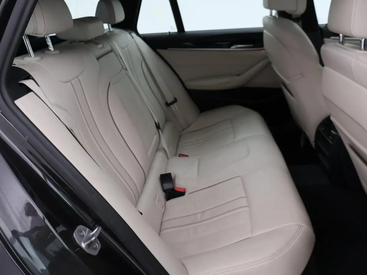 520i H.E. 184 PK AUT. LUXURY LINE + COMFORTZETELS | AFN. TREKHAAK | PANORAMA | LIVE COCKPIT | ADAPTIVE CRUISE