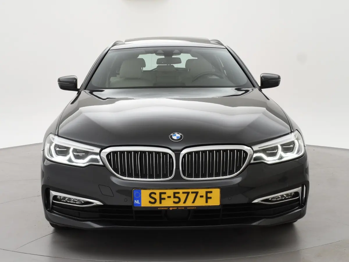 520i H.E. 184 PK AUT. LUXURY LINE + COMFORTZETELS | AFN. TREKHAAK | PANORAMA | LIVE COCKPIT | ADAPTIVE CRUISE