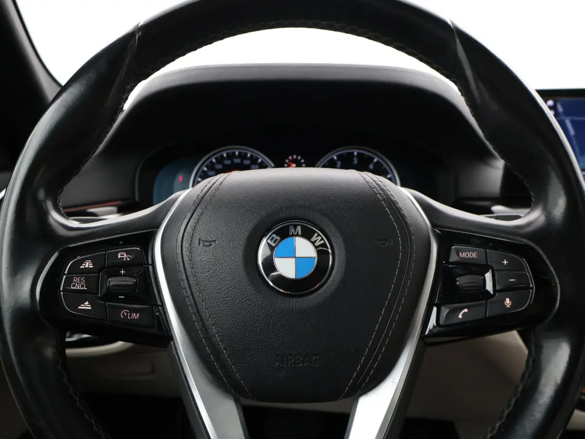 520i H.E. 184 PK AUT. LUXURY LINE + COMFORTZETELS | AFN. TREKHAAK | PANORAMA | LIVE COCKPIT | ADAPTIVE CRUISE