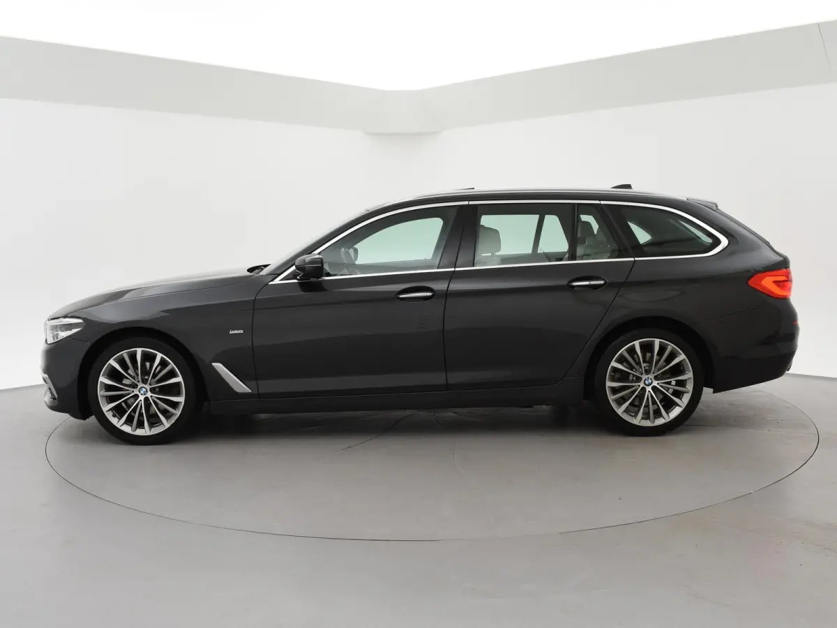 520i H.E. 184 PK AUT. LUXURY LINE + COMFORTZETELS | AFN. TREKHAAK | PANORAMA | LIVE COCKPIT | ADAPTIVE CRUISE