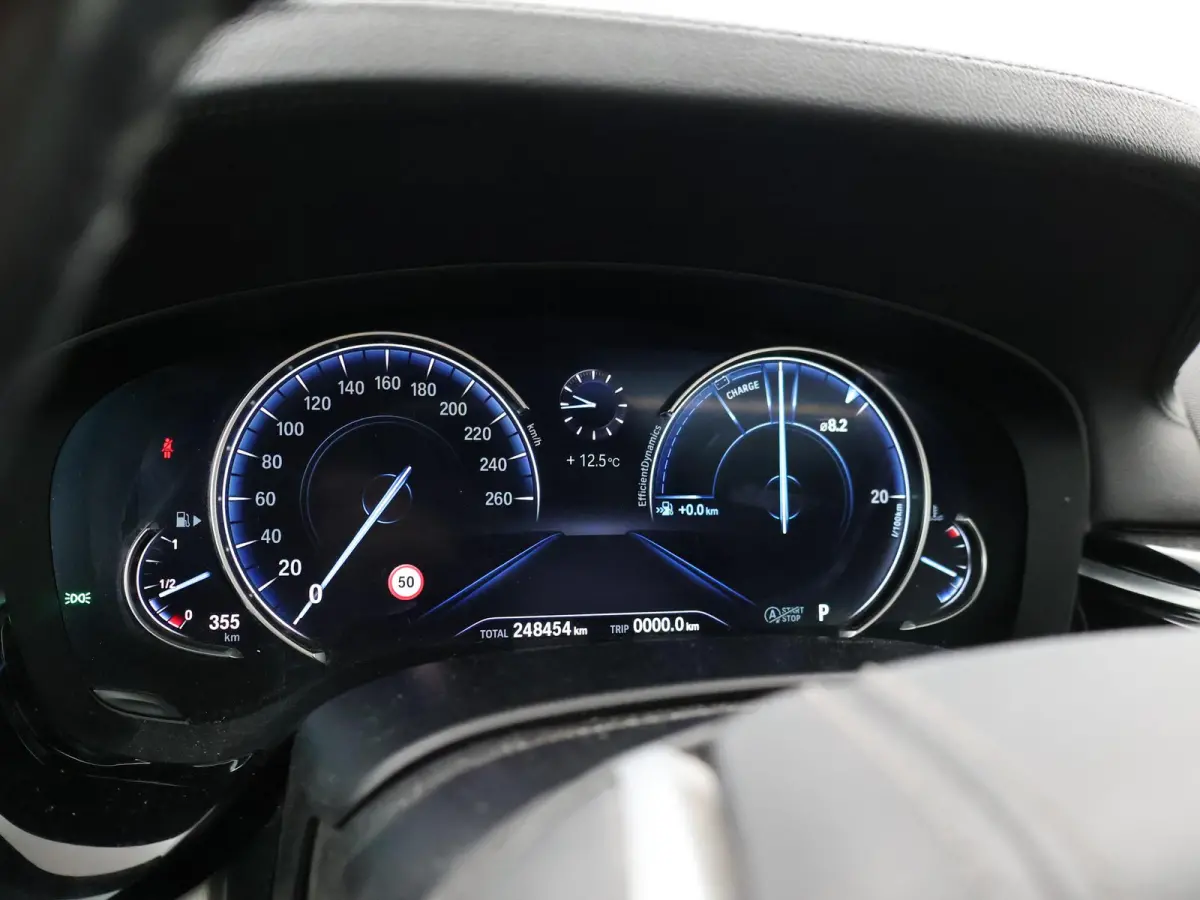 520i H.E. 184 PK AUT. LUXURY LINE + COMFORTZETELS | AFN. TREKHAAK | PANORAMA | LIVE COCKPIT | ADAPTIVE CRUISE