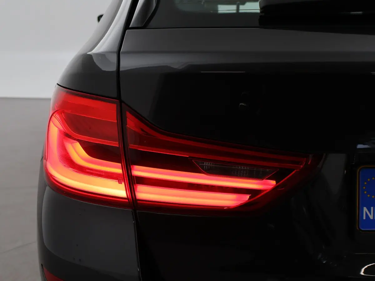 520i H.E. 184 PK AUT. LUXURY LINE + COMFORTZETELS | AFN. TREKHAAK | PANORAMA | LIVE COCKPIT | ADAPTIVE CRUISE