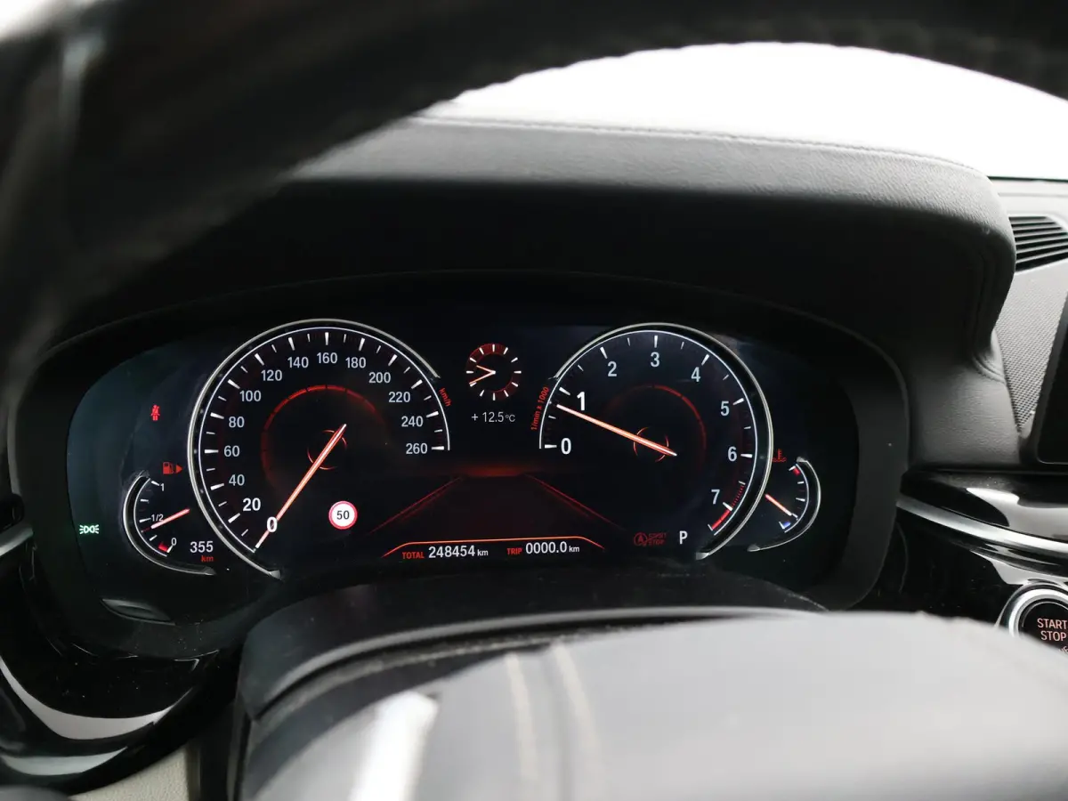 520i H.E. 184 PK AUT. LUXURY LINE + COMFORTZETELS | AFN. TREKHAAK | PANORAMA | LIVE COCKPIT | ADAPTIVE CRUISE