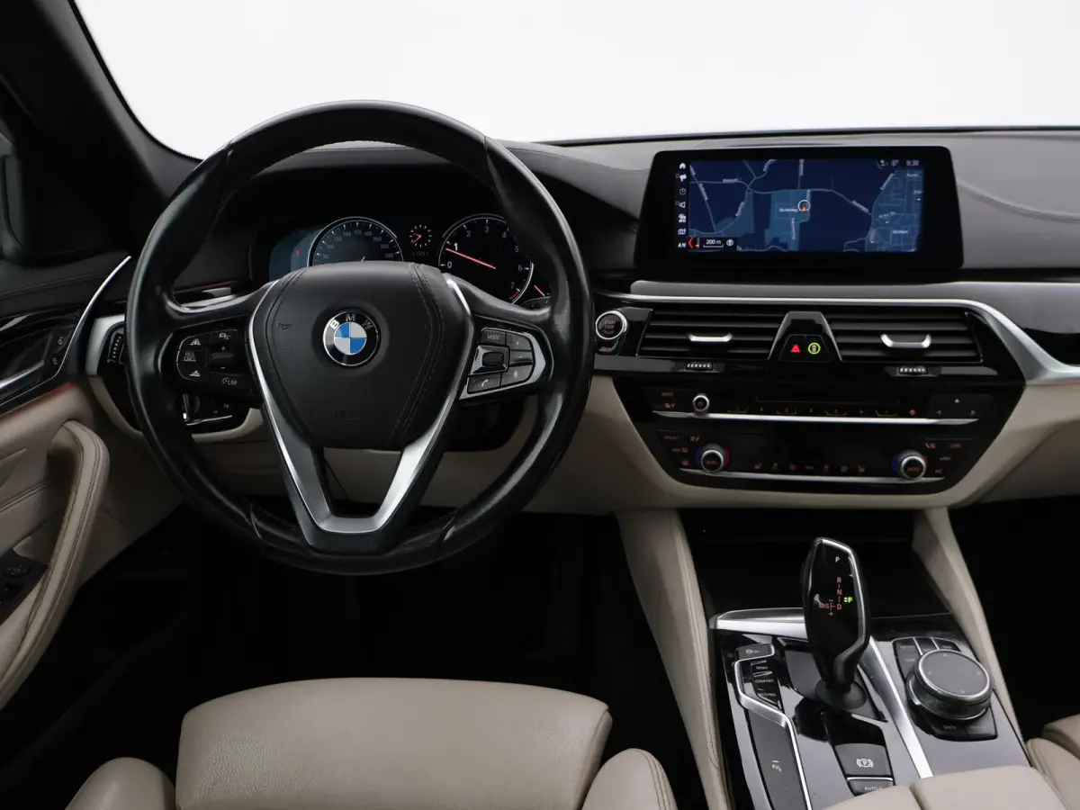 520i H.E. 184 PK AUT. LUXURY LINE + COMFORTZETELS | AFN. TREKHAAK | PANORAMA | LIVE COCKPIT | ADAPTIVE CRUISE