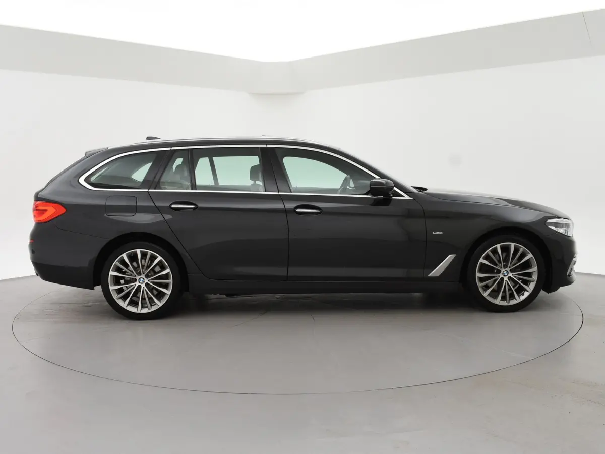 520i H.E. 184 PK AUT. LUXURY LINE + COMFORTZETELS | AFN. TREKHAAK | PANORAMA | LIVE COCKPIT | ADAPTIVE CRUISE