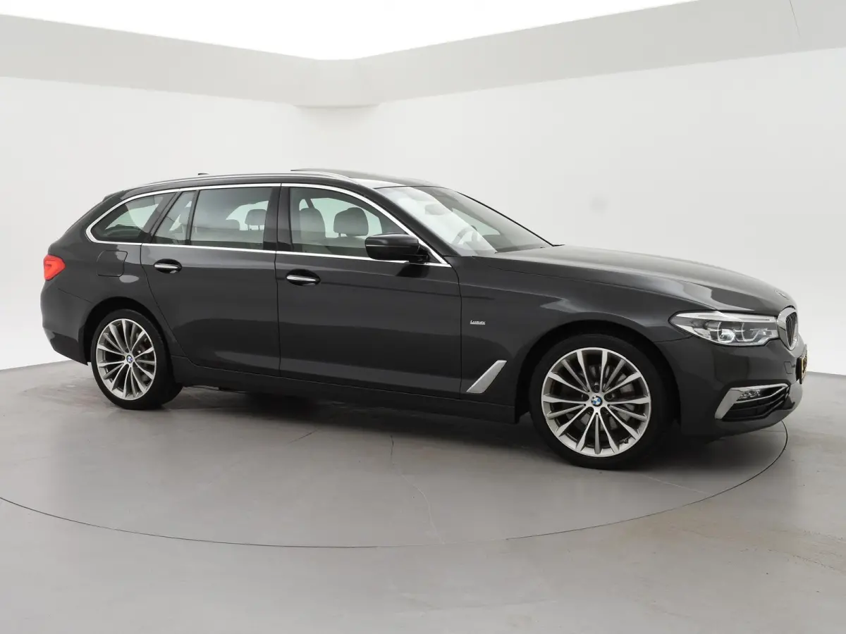520i H.E. 184 PK AUT. LUXURY LINE + COMFORTZETELS | AFN. TREKHAAK | PANORAMA | LIVE COCKPIT | ADAPTIVE CRUISE