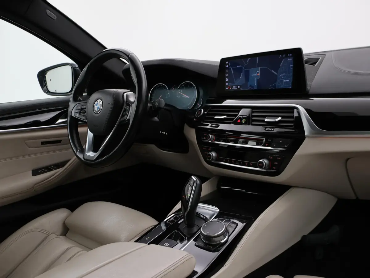 520i H.E. 184 PK AUT. LUXURY LINE + COMFORTZETELS | AFN. TREKHAAK | PANORAMA | LIVE COCKPIT | ADAPTIVE CRUISE