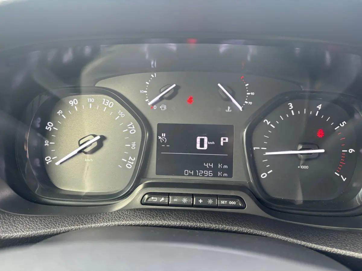 2.0 D-4D Live Aut- L3H1, CarPlay, Android Auto, 3 Pers, Cruise, Navigatie, Euro 6