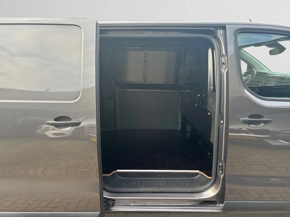 2.0 D-4D Live Aut- L3H1, CarPlay, Android Auto, 3 Pers, Cruise, Navigatie, Euro 6