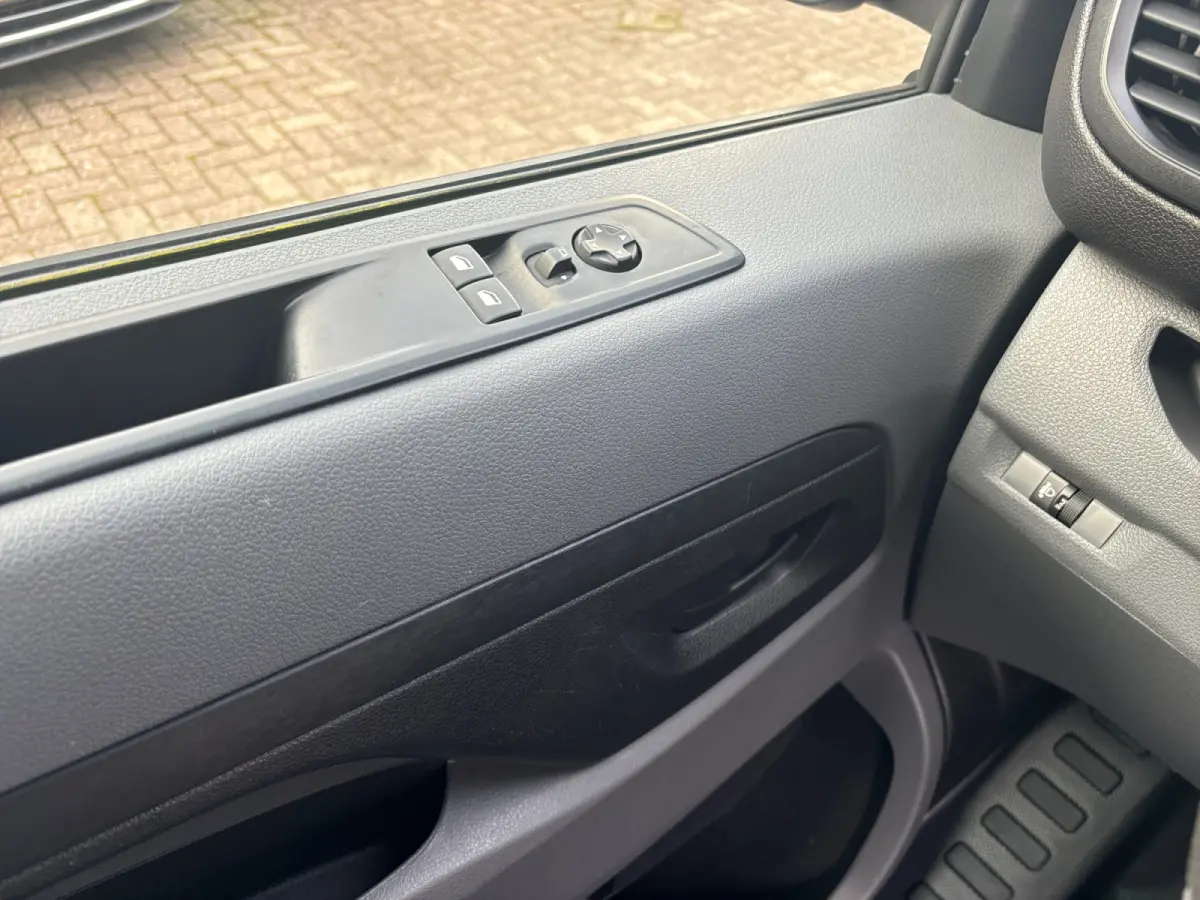 2.0 D-4D Live Aut- L3H1, CarPlay, Android Auto, 3 Pers, Cruise, Navigatie, Euro 6