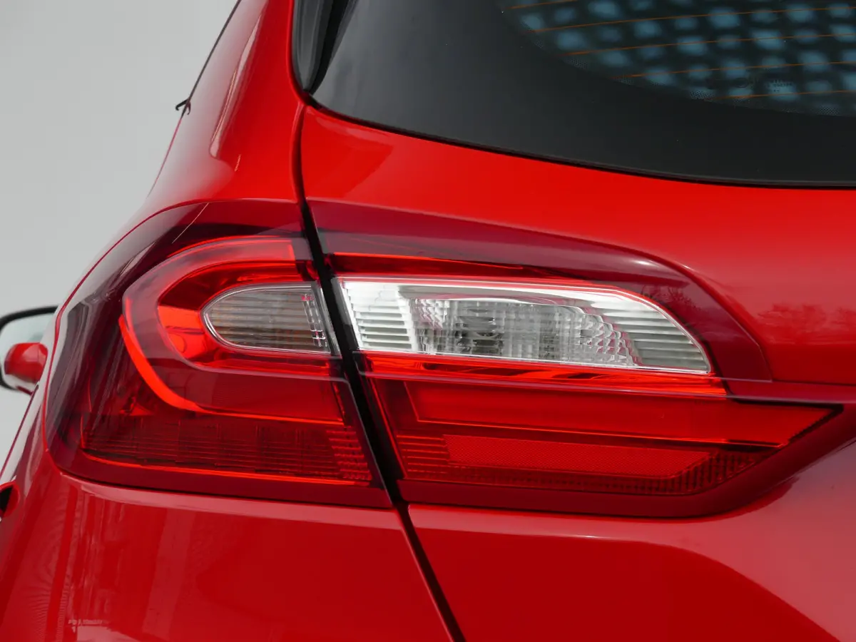 1.0 EcoBoost Hybrid Titanium X | STOEL+STUUR+VOORRUITVERWARMING | PARKEERSENSOREN | APPLE CARPLAY / ANDRIOD AUTO | KEYLESS | NAVI | LMV 15" |