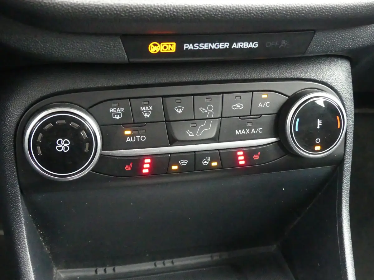 1.0 EcoBoost Hybrid Titanium X | STOEL+STUUR+VOORRUITVERWARMING | PARKEERSENSOREN | APPLE CARPLAY / ANDRIOD AUTO | KEYLESS | NAVI | LMV 15" |