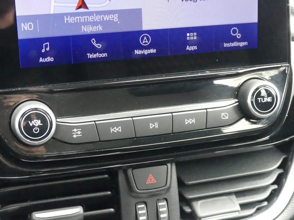 1.0 EcoBoost Hybrid Titanium X | STOEL+STUUR+VOORRUITVERWARMING | PARKEERSENSOREN | APPLE CARPLAY / ANDRIOD AUTO | KEYLESS | NAVI | LMV 15" |