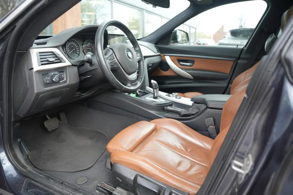 320i Centennial Executive Cruise control Brake assist Hill hold Koplampreiniging