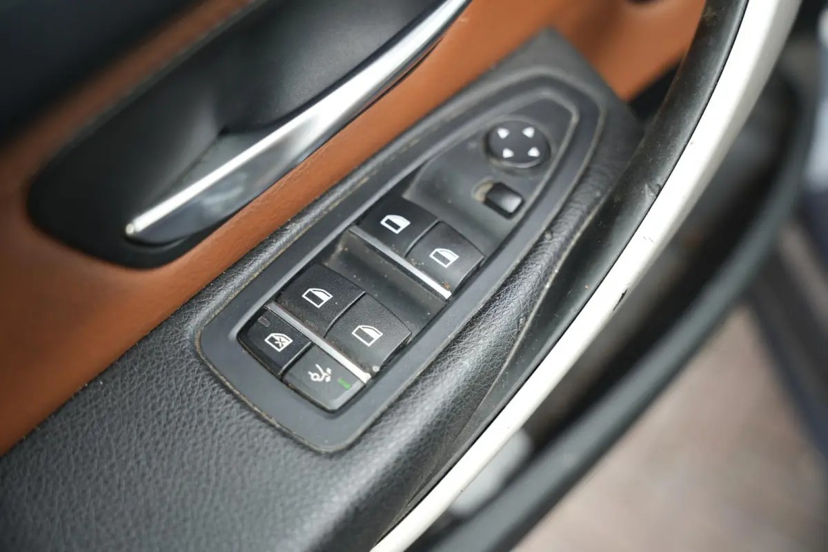 320i Centennial Executive Cruise control Brake assist Hill hold Koplampreiniging