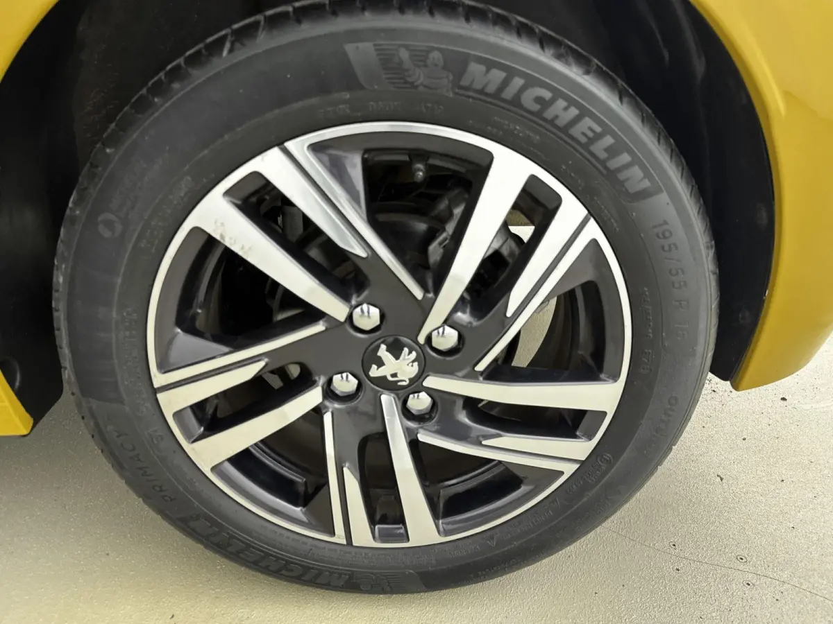 100pk Allure | Camera | Apple Carplay/Android Auto | 16 inch Velgen | Volledig Digitaal Instrumentenpaneel