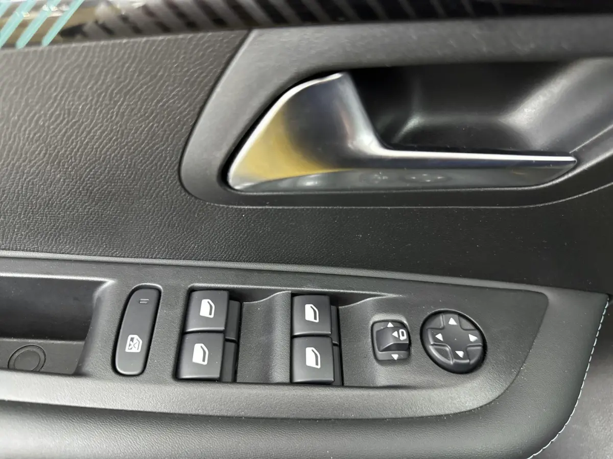 100pk Allure | Camera | Apple Carplay/Android Auto | 16 inch Velgen | Volledig Digitaal Instrumentenpaneel
