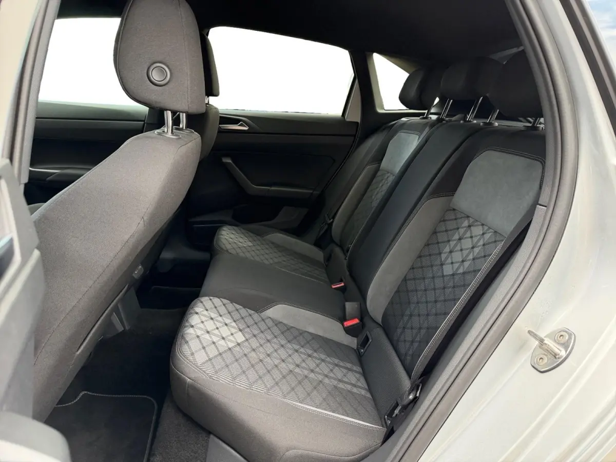 1.0 TSI R-Line Edition | Virtual Cockpit | Parkeersensoren | Apple/Android Carplay | AUTOMAAT | Climate Control |