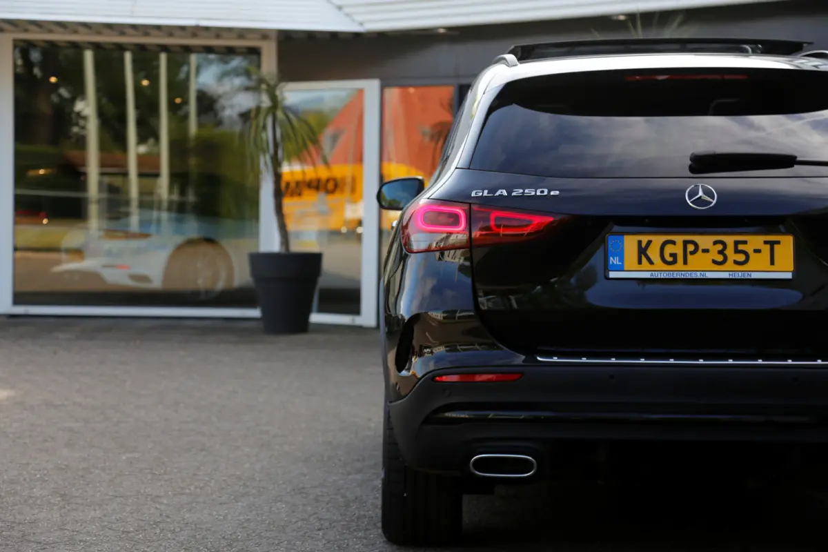 250 e AMG Line*Perfect Onderh.*Pano/Elek. Trekhaak/Night/Sfeer/LED/DAB/Keyless Entry+Go/Camera/Parkeersens.V+A/19 inch LM*