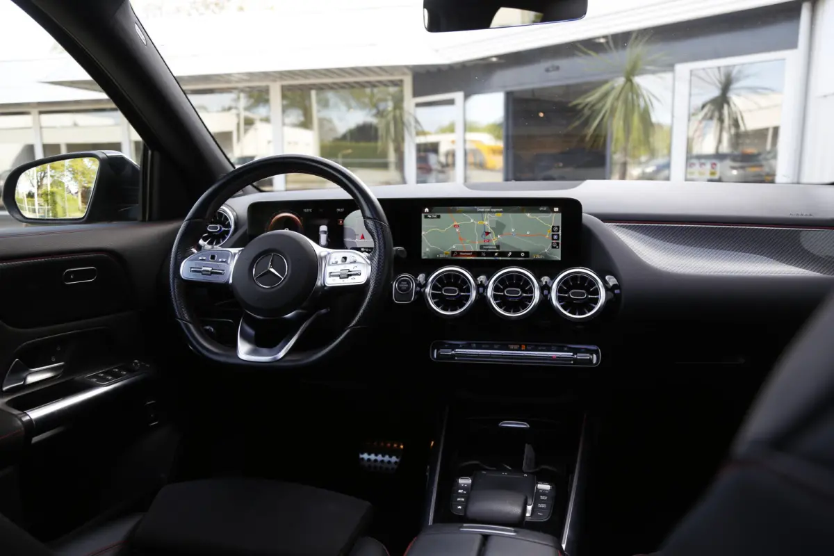 250 e AMG Line*Perfect Onderh.*Pano/Elek. Trekhaak/Night/Sfeer/LED/DAB/Keyless Entry+Go/Camera/Parkeersens.V+A/19 inch LM*