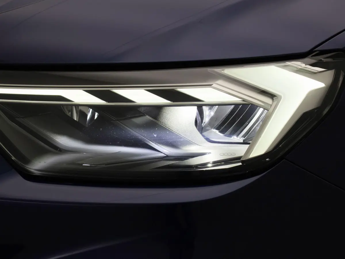 30 TFSI Advanced edition l  Adaptive cruise control l Climate control l Stoelverwarming l LED-koplampen l Apple Carplay / Android Auto l Privacy glas l Parkeersensoren l Audi virtual cockpit