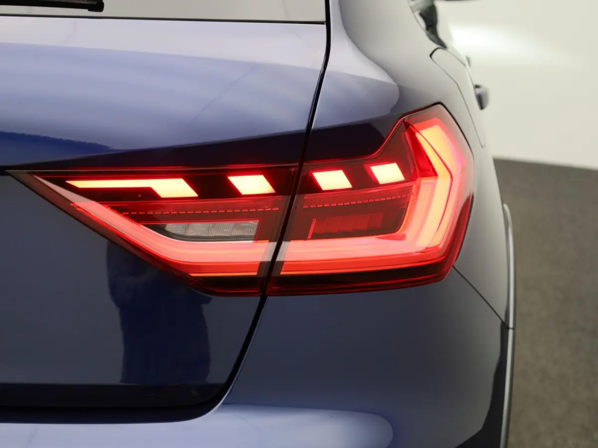 30 TFSI Advanced edition l  Adaptive cruise control l Climate control l Stoelverwarming l LED-koplampen l Apple Carplay / Android Auto l Privacy glas l Parkeersensoren l Audi virtual cockpit