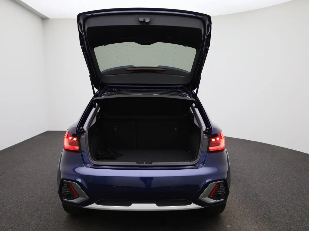 30 TFSI Advanced edition l  Adaptive cruise control l Climate control l Stoelverwarming l LED-koplampen l Apple Carplay / Android Auto l Privacy glas l Parkeersensoren l Audi virtual cockpit