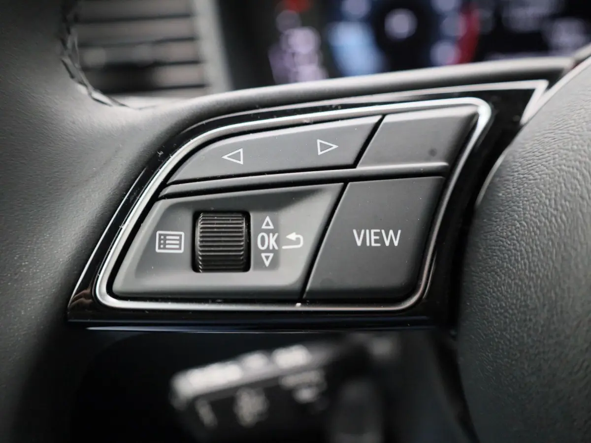 30 TFSI Advanced edition l  Adaptive cruise control l Climate control l Stoelverwarming l LED-koplampen l Apple Carplay / Android Auto l Privacy glas l Parkeersensoren l Audi virtual cockpit