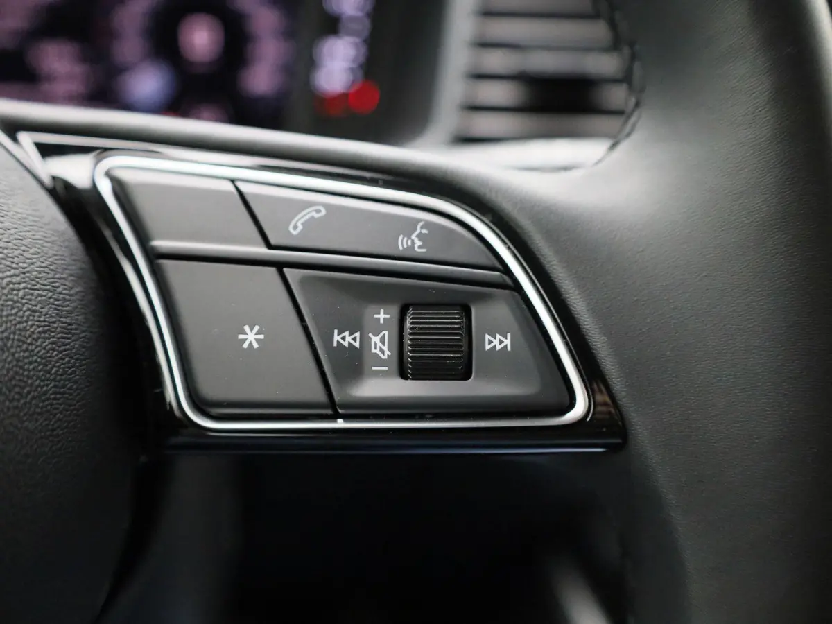 30 TFSI Advanced edition l  Adaptive cruise control l Climate control l Stoelverwarming l LED-koplampen l Apple Carplay / Android Auto l Privacy glas l Parkeersensoren l Audi virtual cockpit