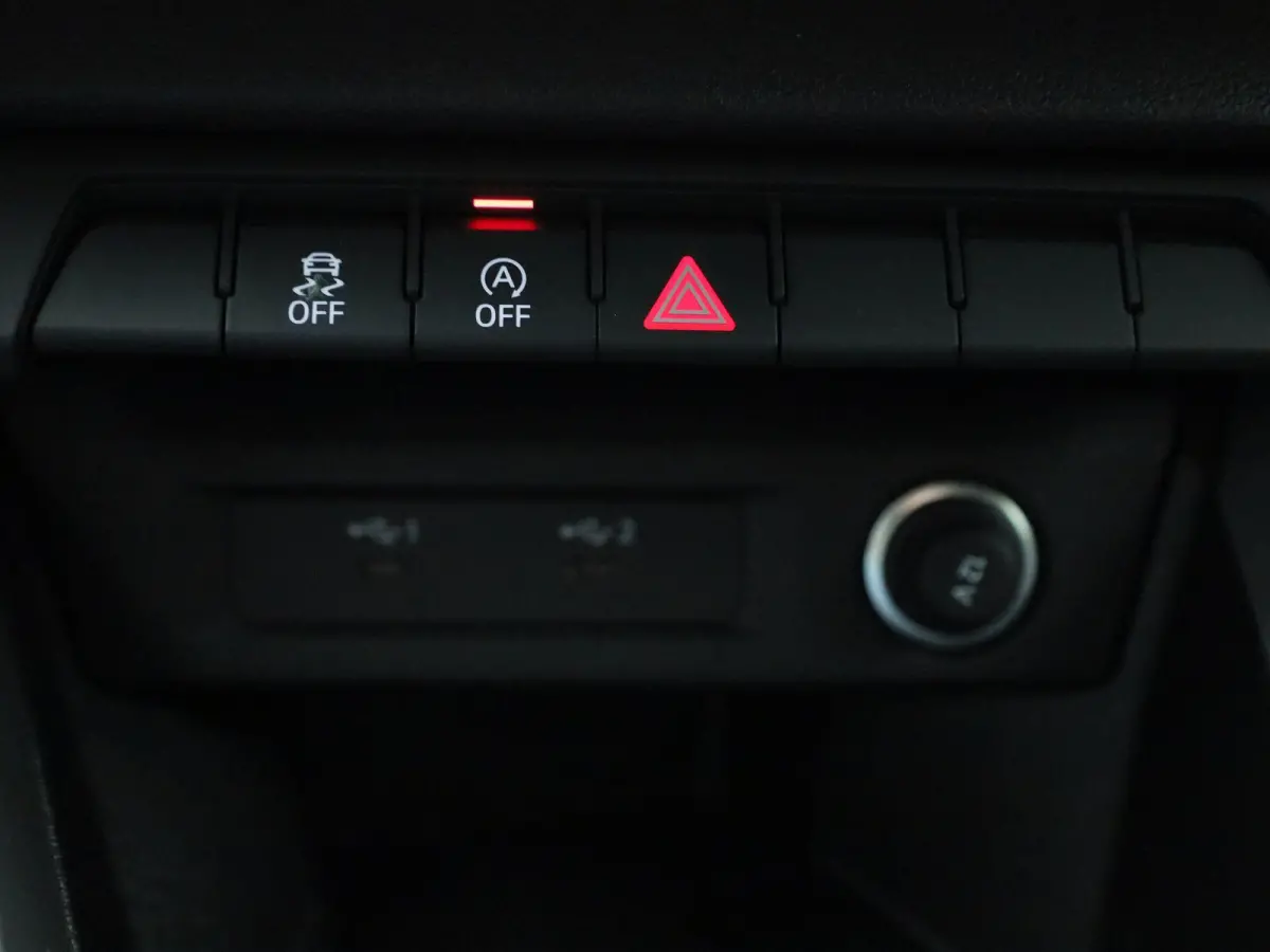 30 TFSI Advanced edition l  Adaptive cruise control l Climate control l Stoelverwarming l LED-koplampen l Apple Carplay / Android Auto l Privacy glas l Parkeersensoren l Audi virtual cockpit