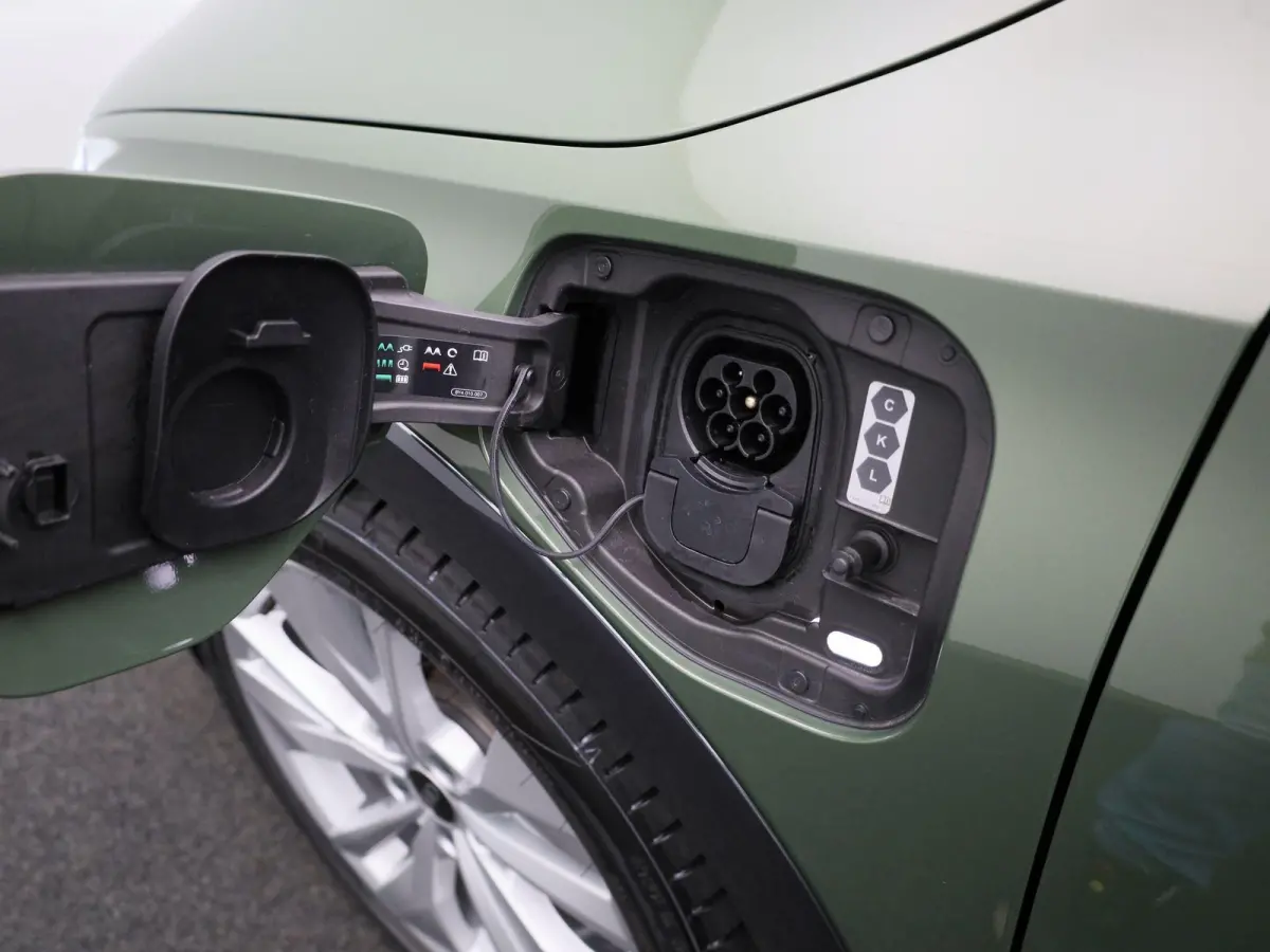 40 TFSI e Advanced edition l Adaptive cruise control l Climate control l Navigatie l Achteruitrijcamera l Dodehoekdetectie l Stoelverwarming l Apple Carplay / Android Auto l Ledkoplampen l L
