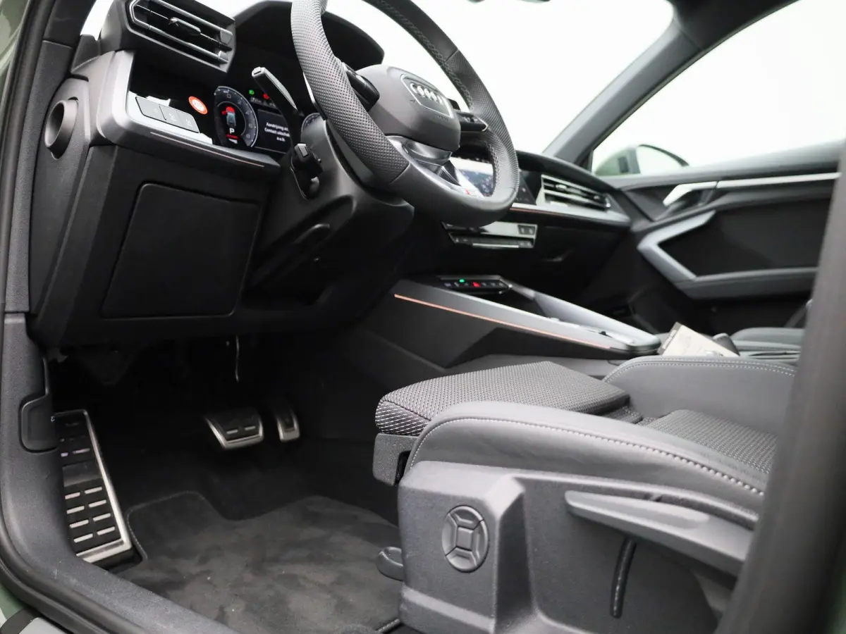 40 TFSI e Advanced edition l Adaptive cruise control l Climate control l Navigatie l Achteruitrijcamera l Dodehoekdetectie l Stoelverwarming l Apple Carplay / Android Auto l Ledkoplampen l L