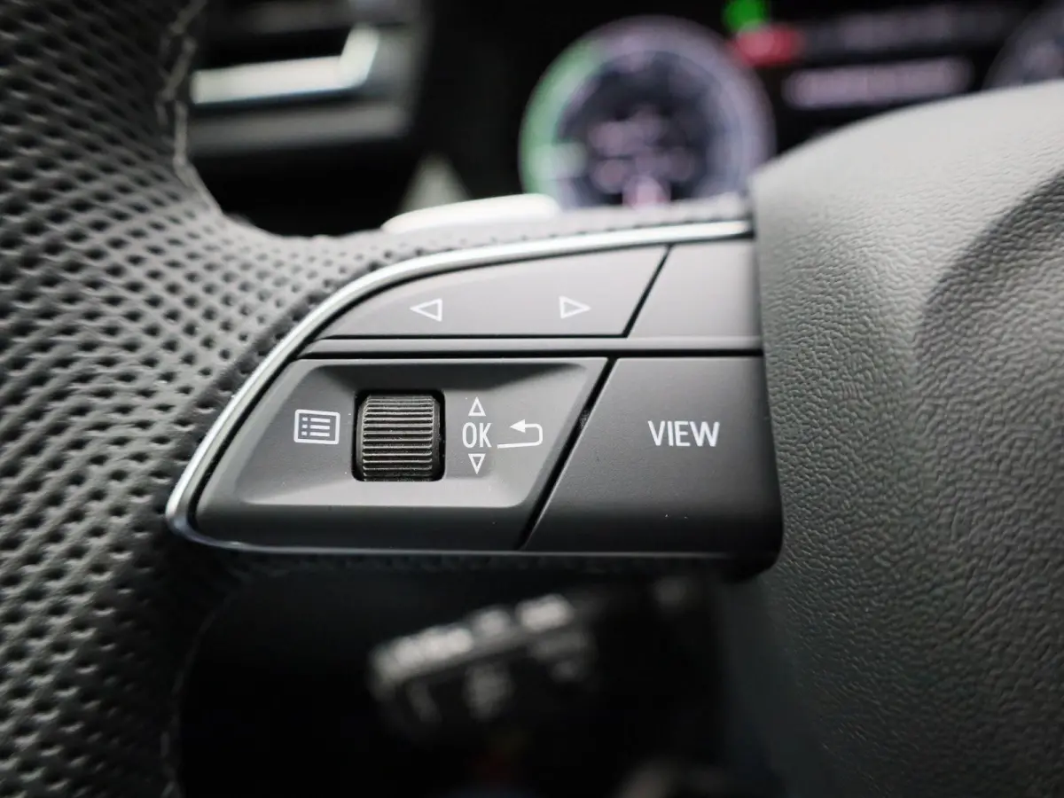 40 TFSI e Advanced edition l Adaptive cruise control l Climate control l Navigatie l Achteruitrijcamera l Dodehoekdetectie l Stoelverwarming l Apple Carplay / Android Auto l Ledkoplampen l L