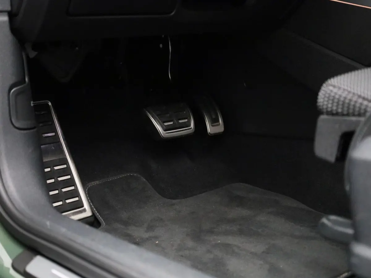 40 TFSI e Advanced edition l Adaptive cruise control l Climate control l Navigatie l Achteruitrijcamera l Dodehoekdetectie l Stoelverwarming l Apple Carplay / Android Auto l Ledkoplampen l L