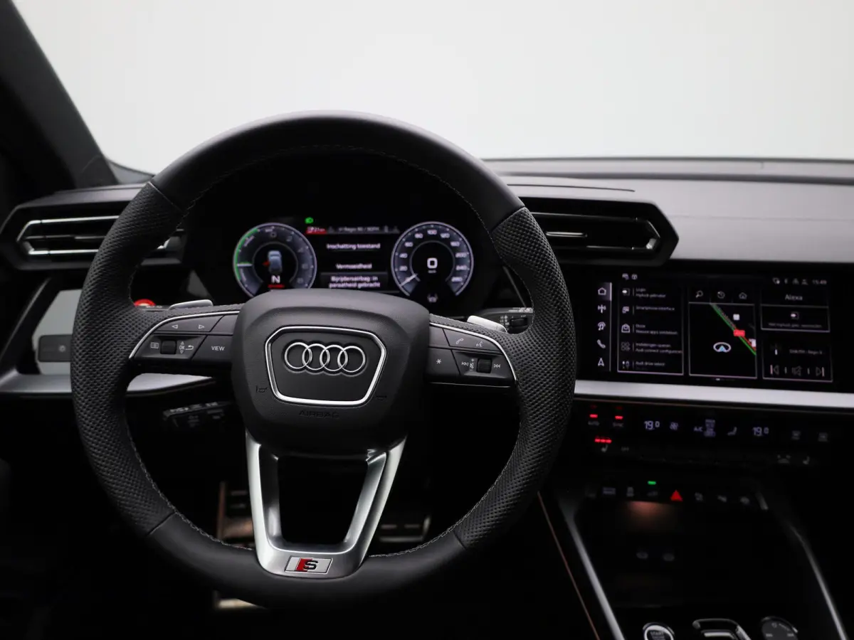 40 TFSI e Advanced edition l Adaptive cruise control l Climate control l Navigatie l Achteruitrijcamera l Dodehoekdetectie l Stoelverwarming l Apple Carplay / Android Auto l Ledkoplampen l L