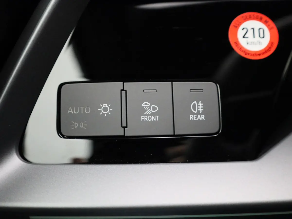 40 TFSI e Advanced edition l Adaptive cruise control l Climate control l Navigatie l Achteruitrijcamera l Dodehoekdetectie l Stoelverwarming l Apple Carplay / Android Auto l Ledkoplampen l L