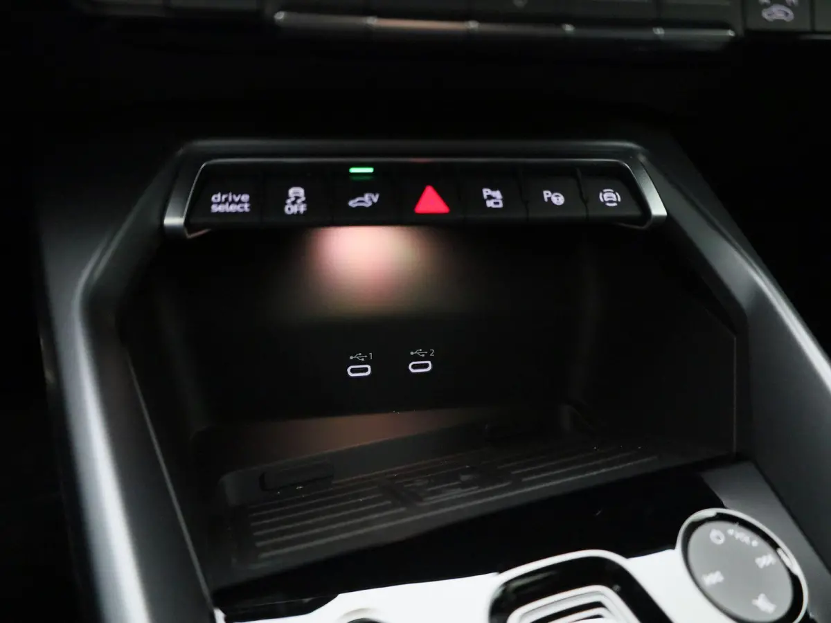 40 TFSI e Advanced edition l Adaptive cruise control l Climate control l Navigatie l Achteruitrijcamera l Dodehoekdetectie l Stoelverwarming l Apple Carplay / Android Auto l Ledkoplampen l L