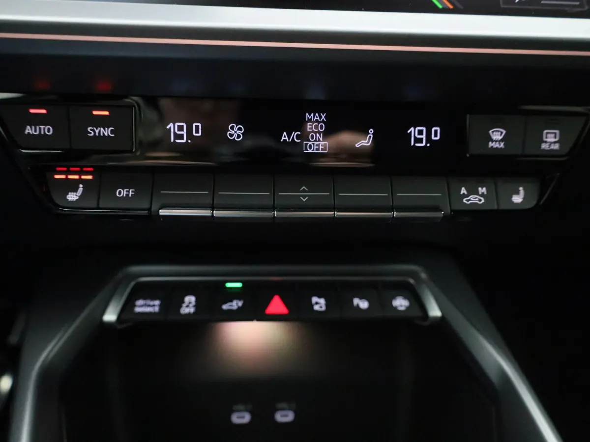 40 TFSI e Advanced edition l Adaptive cruise control l Climate control l Navigatie l Achteruitrijcamera l Dodehoekdetectie l Stoelverwarming l Apple Carplay / Android Auto l Ledkoplampen l L