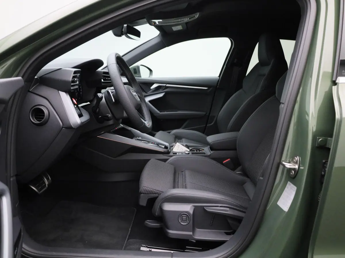 40 TFSI e Advanced edition l Adaptive cruise control l Climate control l Navigatie l Achteruitrijcamera l Dodehoekdetectie l Stoelverwarming l Apple Carplay / Android Auto l Ledkoplampen l L