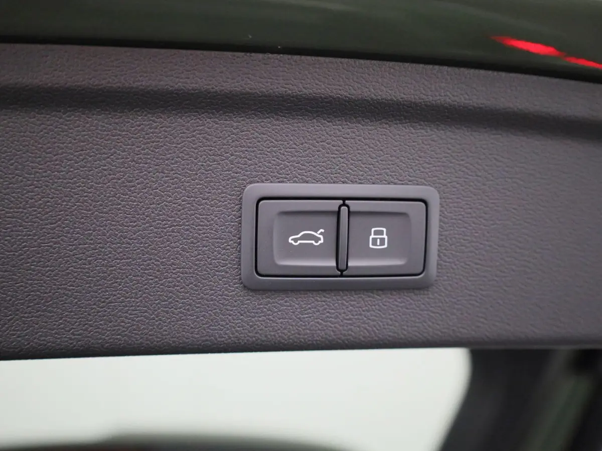 40 TFSI e Advanced edition l Adaptive cruise control l Climate control l Navigatie l Achteruitrijcamera l Dodehoekdetectie l Stoelverwarming l Apple Carplay / Android Auto l Ledkoplampen l L