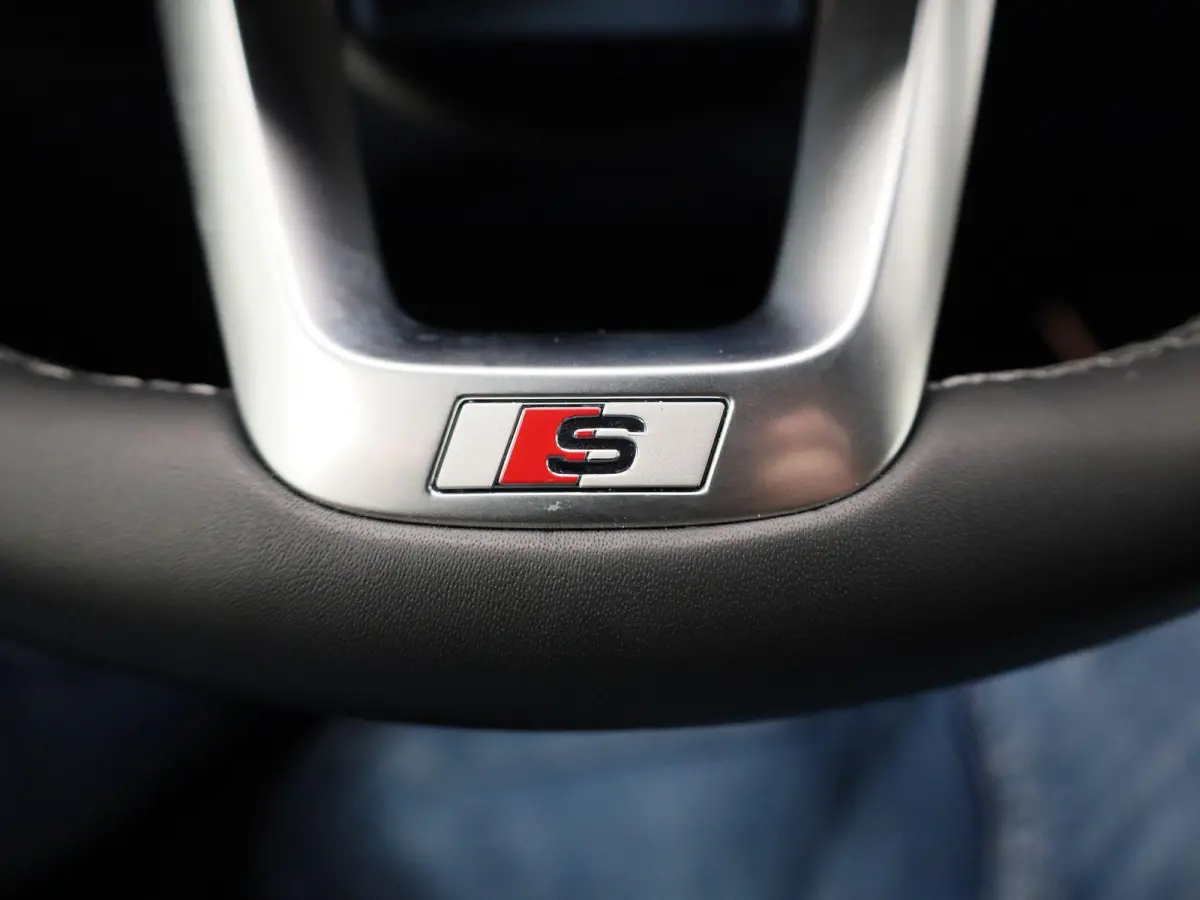 40 TFSI e Advanced edition l Adaptive cruise control l Climate control l Navigatie l Achteruitrijcamera l Dodehoekdetectie l Stoelverwarming l Apple Carplay / Android Auto l Ledkoplampen l L
