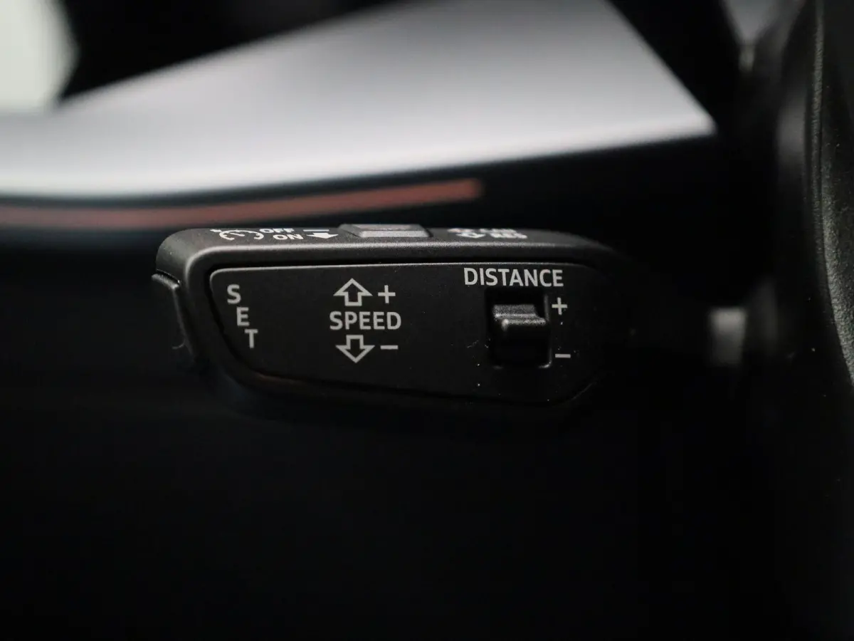 40 TFSI e Advanced edition l Adaptive cruise control l Climate control l Navigatie l Achteruitrijcamera l Dodehoekdetectie l Stoelverwarming l Apple Carplay / Android Auto l Ledkoplampen l L